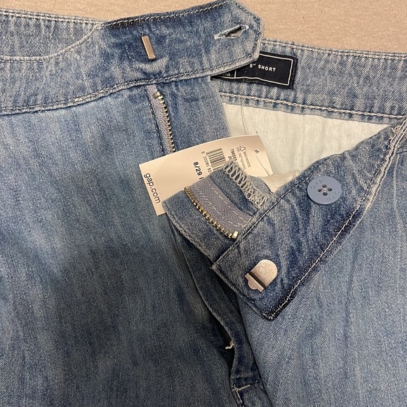 New Gap size 8/29 short chambray pleated high rise shorts. - Picture 4 of 8